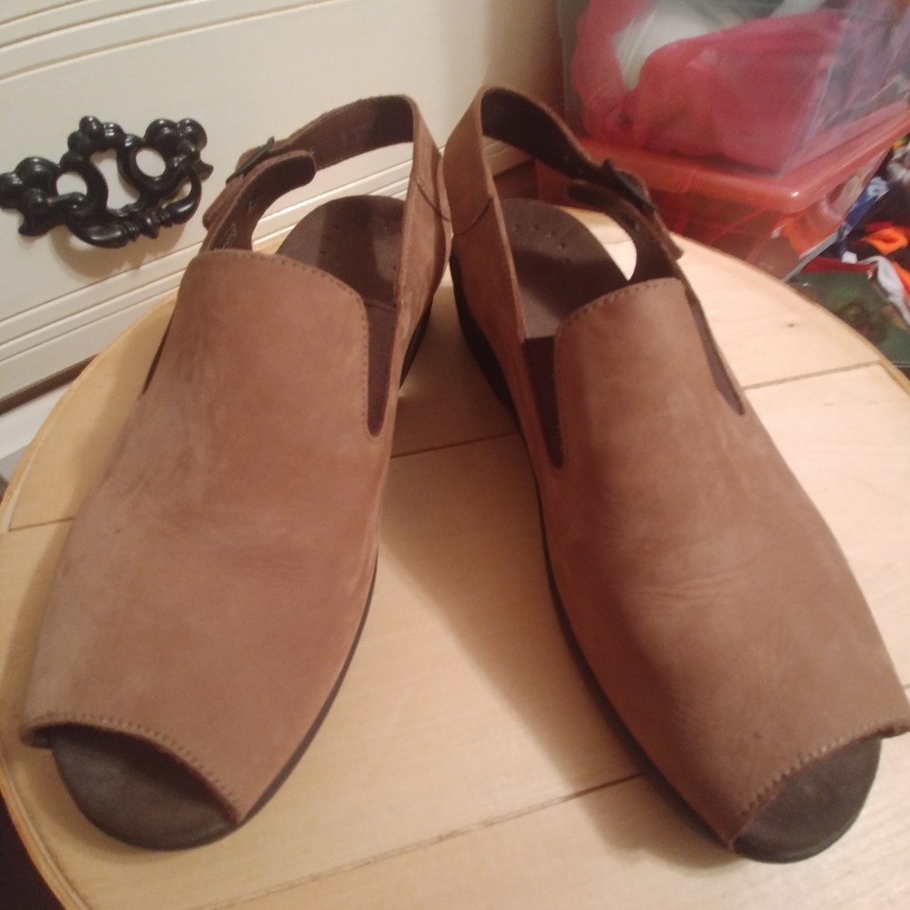 😍Gorgeous Leather Mesphito Sandals😍
